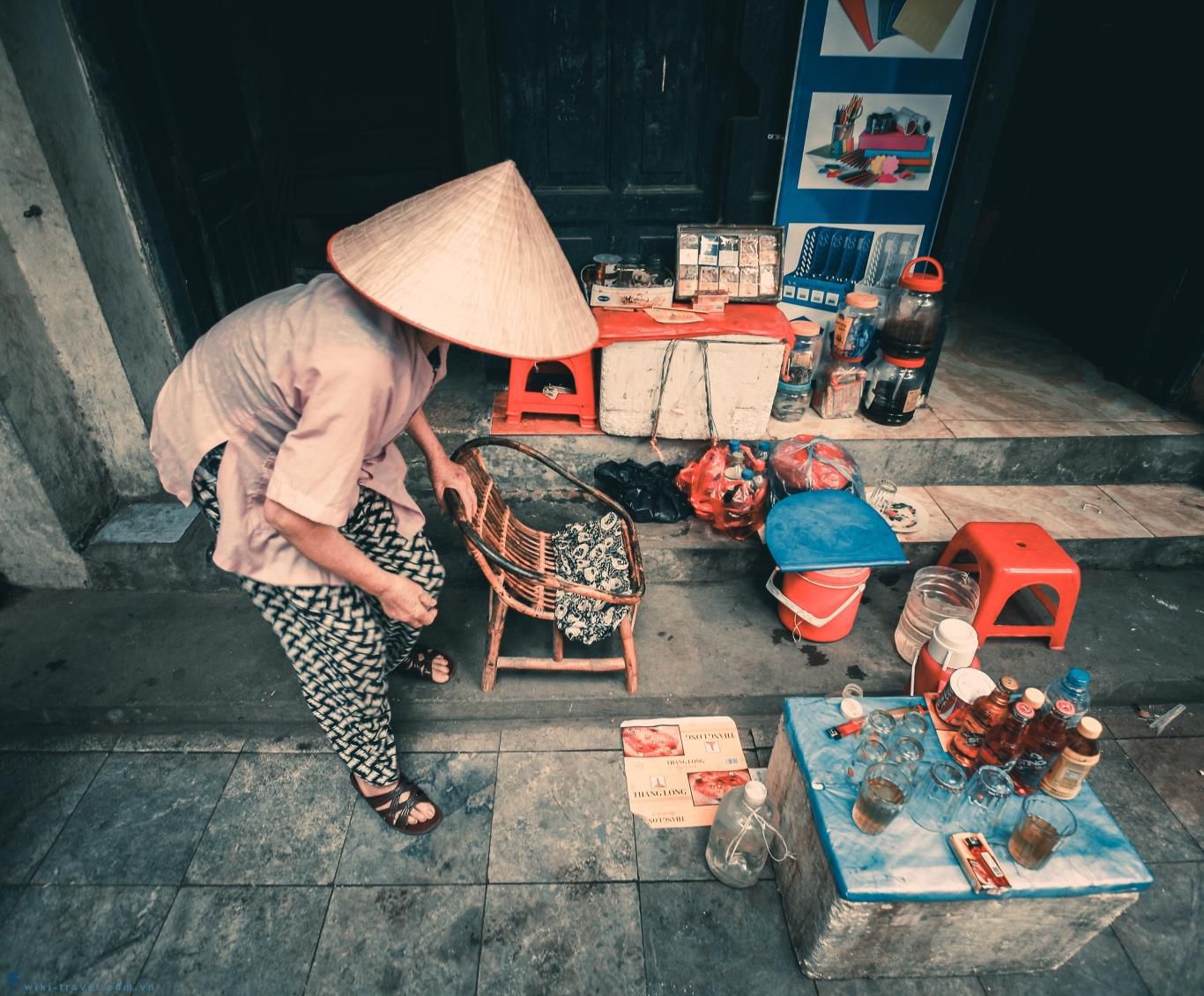 Quan trà ở các gốc đa, vỉa hè được xem là nét đẹp trong văn hóa thưởng trà của người Việt
